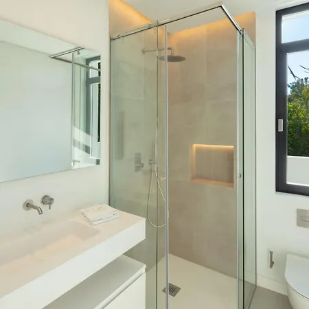 Vacation I Almost Heaven, New Built Villa, Rooftop Jacuzzi, Infinity Heated Pool * Μαρμπέλλα