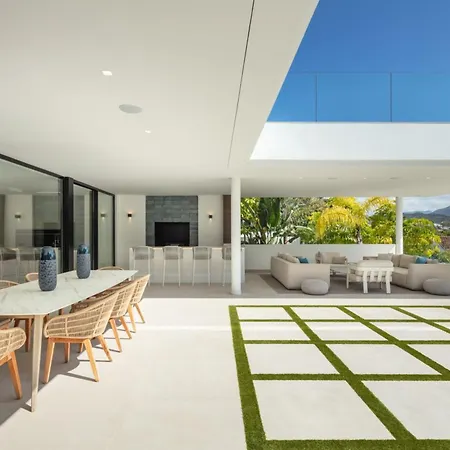 Vacation I Almost Heaven, New Built Villa, Rooftop Jacuzzi, Infinity Heated Pool Βίλα Μαρμπέλλα
