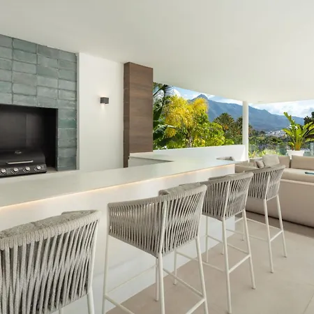 Βίλα Vacation I Almost Heaven, New Built Villa, Rooftop Jacuzzi, Infinity Heated Pool Μαρμπέλλα
