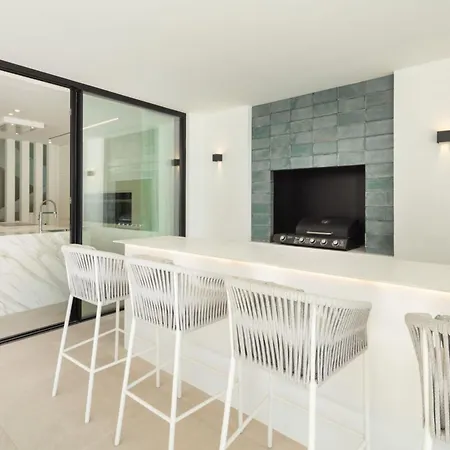 Vacation I Almost Heaven, New Built Villa, Rooftop Jacuzzi, Infinity Heated Pool * Μαρμπέλλα