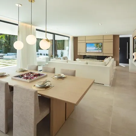 Vacation I Almost Heaven, New Built Villa, Rooftop Jacuzzi, Infinity Heated Pool