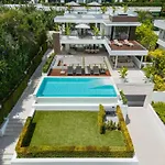 Vacation I Almost Heaven, New Built Villa, Rooftop Jacuzzi, Infinity Heated Pool Marbella