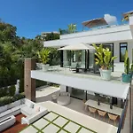 Vacation I Almost Heaven, New Built Villa, Rooftop Jacuzzi, Infinity Heated Pool