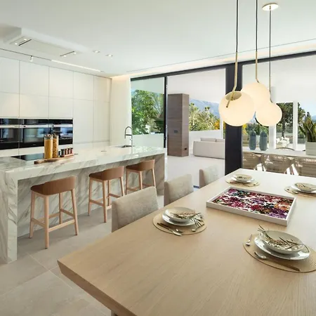 Vacation I Almost Heaven, New Built Villa, Rooftop Jacuzzi, Infinity Heated Pool Villa *