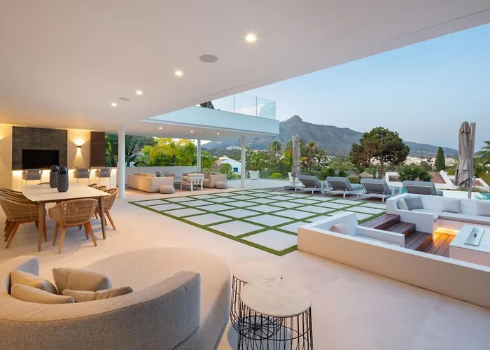 Villa Vacation I Almost Heaven, New Built Villa, Rooftop Jacuzzi, Infinity Heated Pool *