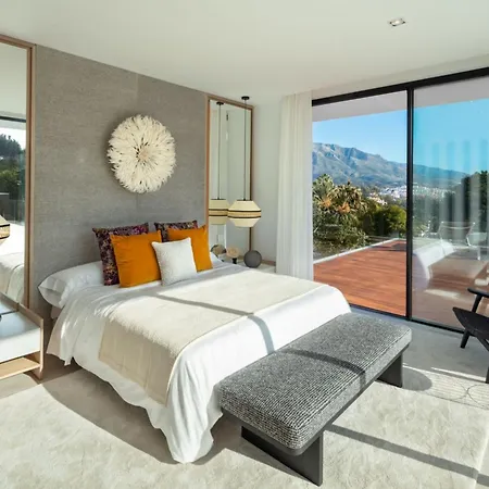 Villa Vacation I Almost Heaven, New Built Villa, Rooftop Jacuzzi, Infinity Heated Pool *