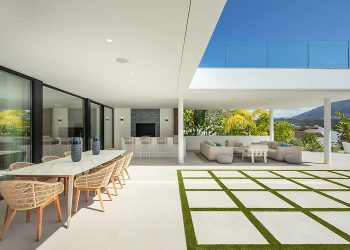 Vacation I Almost Heaven, New Built Villa, Rooftop Jacuzzi, Infinity Heated Pool Villa Marbella